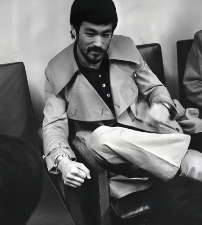 1972年接受采访的李小龙，乍一看，还以为是如今风靡一时的费翔。镜头下的他和费翔