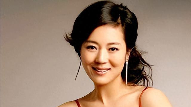 王茜华：风光背后有心酸，二婚嫁导演大胆示爱，苦尽甘来儿女双全