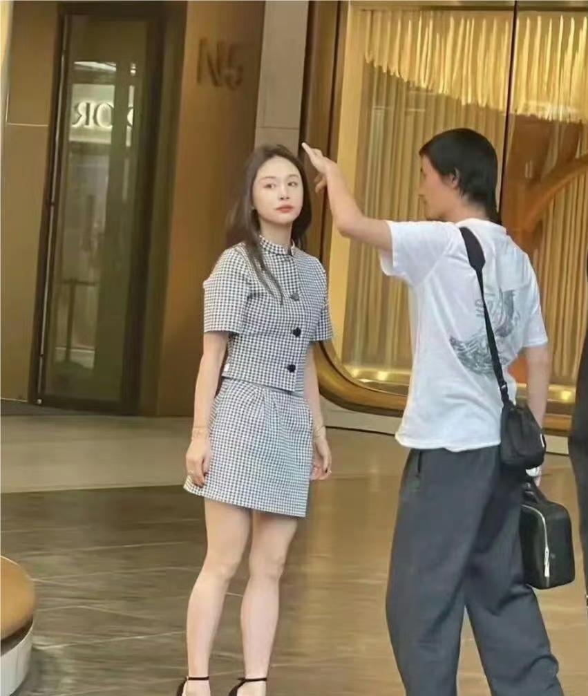 王子文的“恨天高”！

高跟鞋穿这样，脚不疼吗？ 