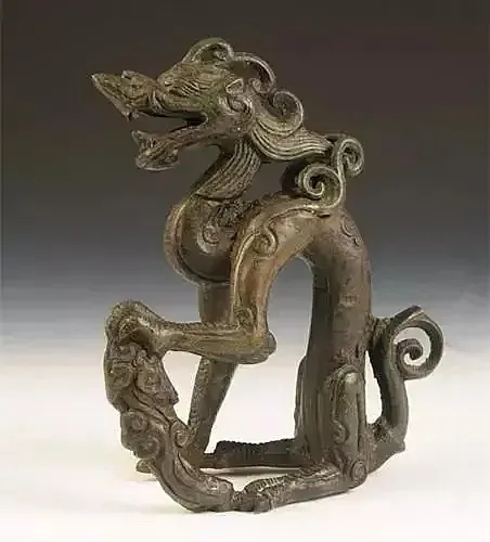 1965年的一天夜里，黑龙江一老农正在睡觉，窗台上突然传来“呜呜”的嚎叫声。老农