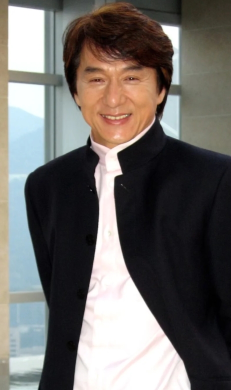 岁月沉淀魅力：成龙大哥影棚毛衣照引发感慨
近日，成龙大哥身着毛衣在影棚里拍视频的