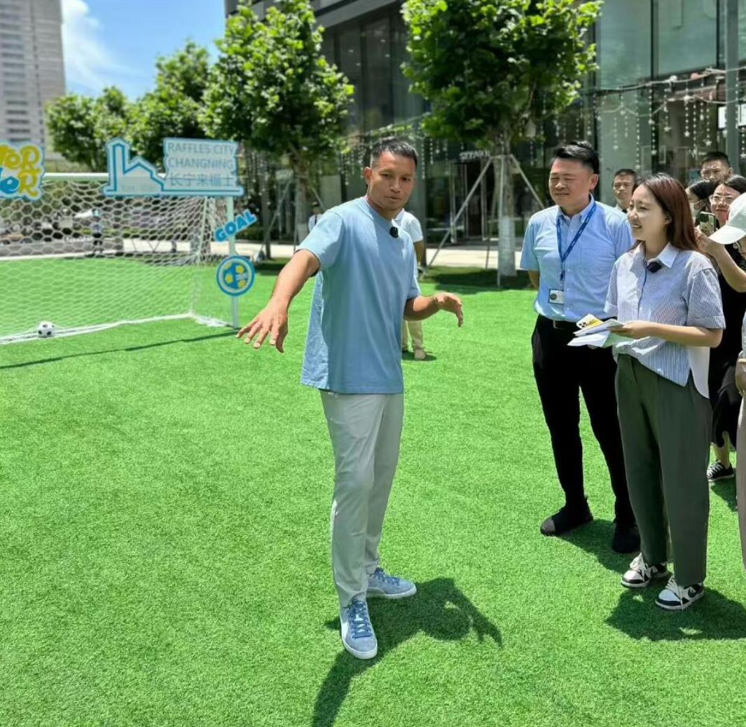 新加坡门将桑尼已经来到上海！桑尼拼死守护自己球队球门，不应该才是真正的体育精神？