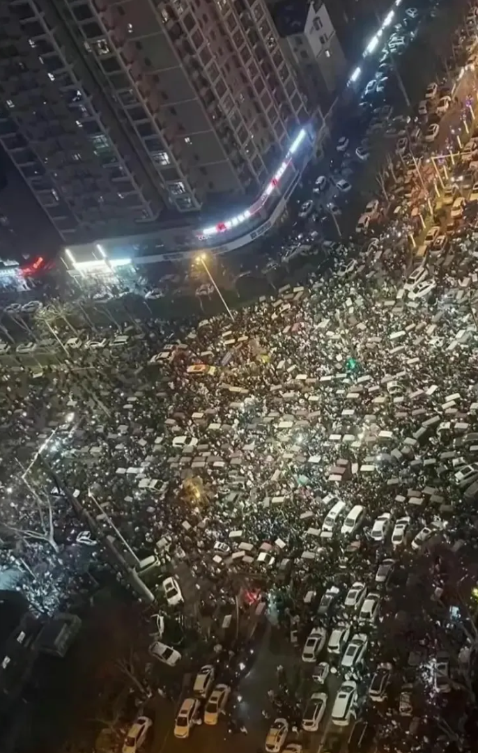 网上一片哀嚎，失业、降薪、压力大！现实一片祥和，处处爆满人山人海。

1.一个奇