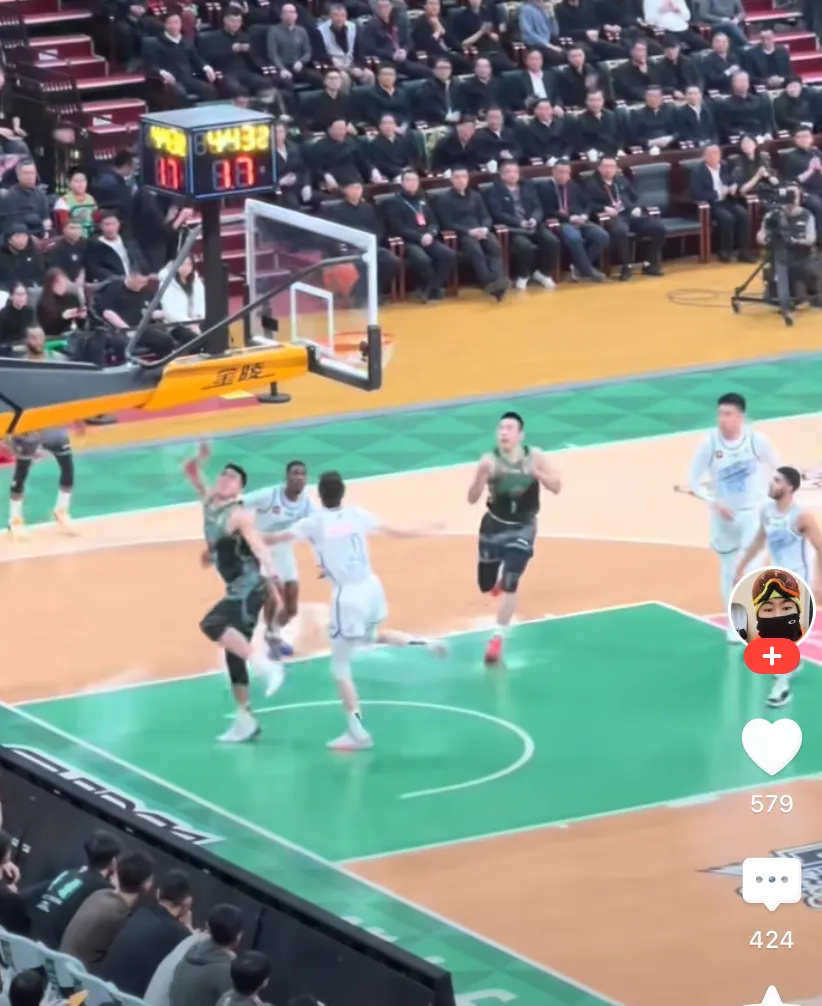 付豪篮下1V4，抢篮板球1个打4个，真的太霸气了，这就是顶薪付豪，绝对实力选手！