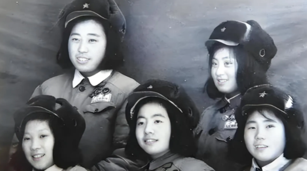 1951年，朝鲜战场，5名女战士被美军围堵，主动投降，却从此音讯全无。50年后，