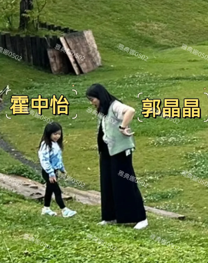 大理偶遇郭晶晶霍启刚一家，每个人都打扮的很朴素接地气，霍启刚身材发福肚腩明显，小