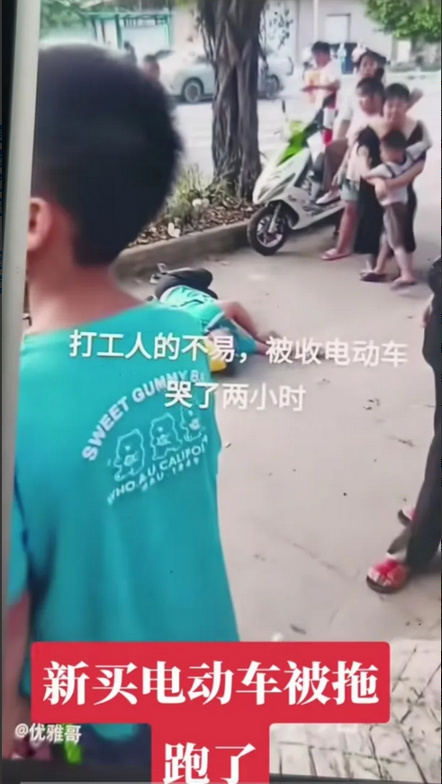 太揪心了，大街上一女子正骑新买电动车上班，看见交警在查电动车，但她证件齐全，头盔