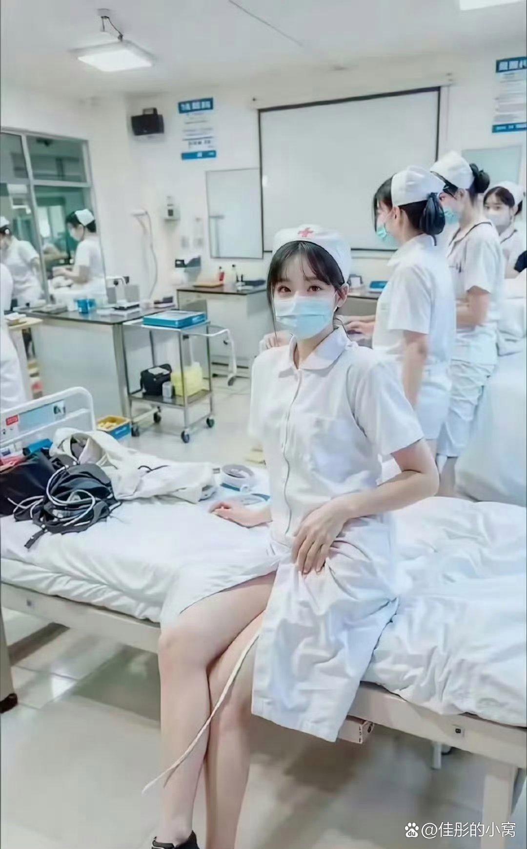 笑死了：原来护士服是这样的，从来没这么注意过。！哈哈哈哈！