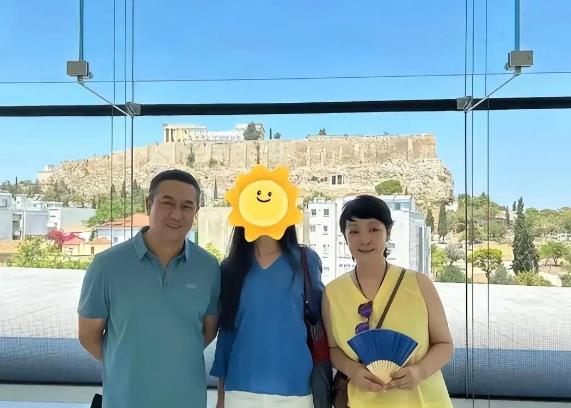 张嘉译凭借扎实演技塑造诸多经典角色，在演艺界成绩斐然。近日，他与妻子王海燕现身希