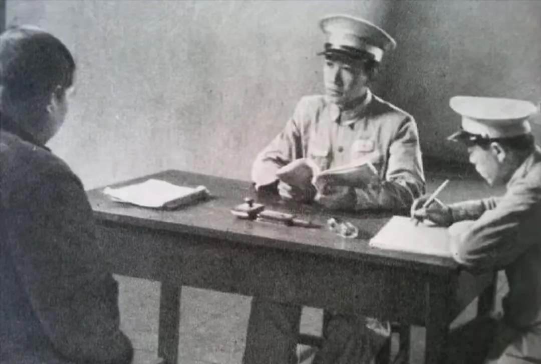 1949年，重庆解放后，一个特务伪装成农民，隐姓埋名留下来，原以为无人发现他，谁