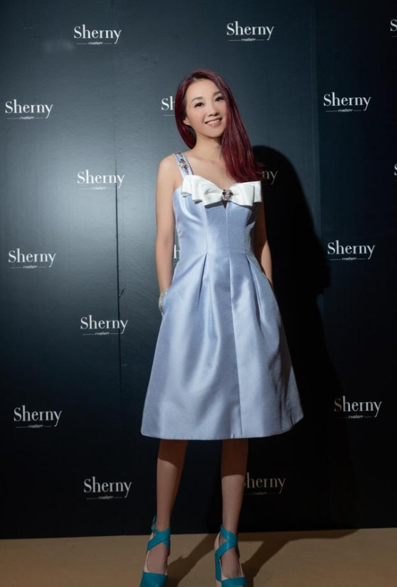 她是香港很出名女歌手，有几首歌真的很经典，估计现在只有老歌迷才认识她