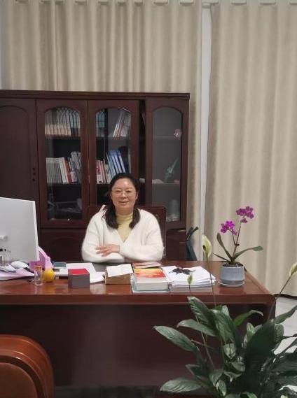 安徽萧县，女校长去附近租的仓库看学校的桌椅时，被醉酒的房东大爷拦住，女校长解释半