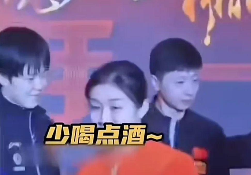 视频中，莎莎清清楚楚地对大头说：“少喝点酒！”这一幕恰好被附近的马龙和陈梦看到，