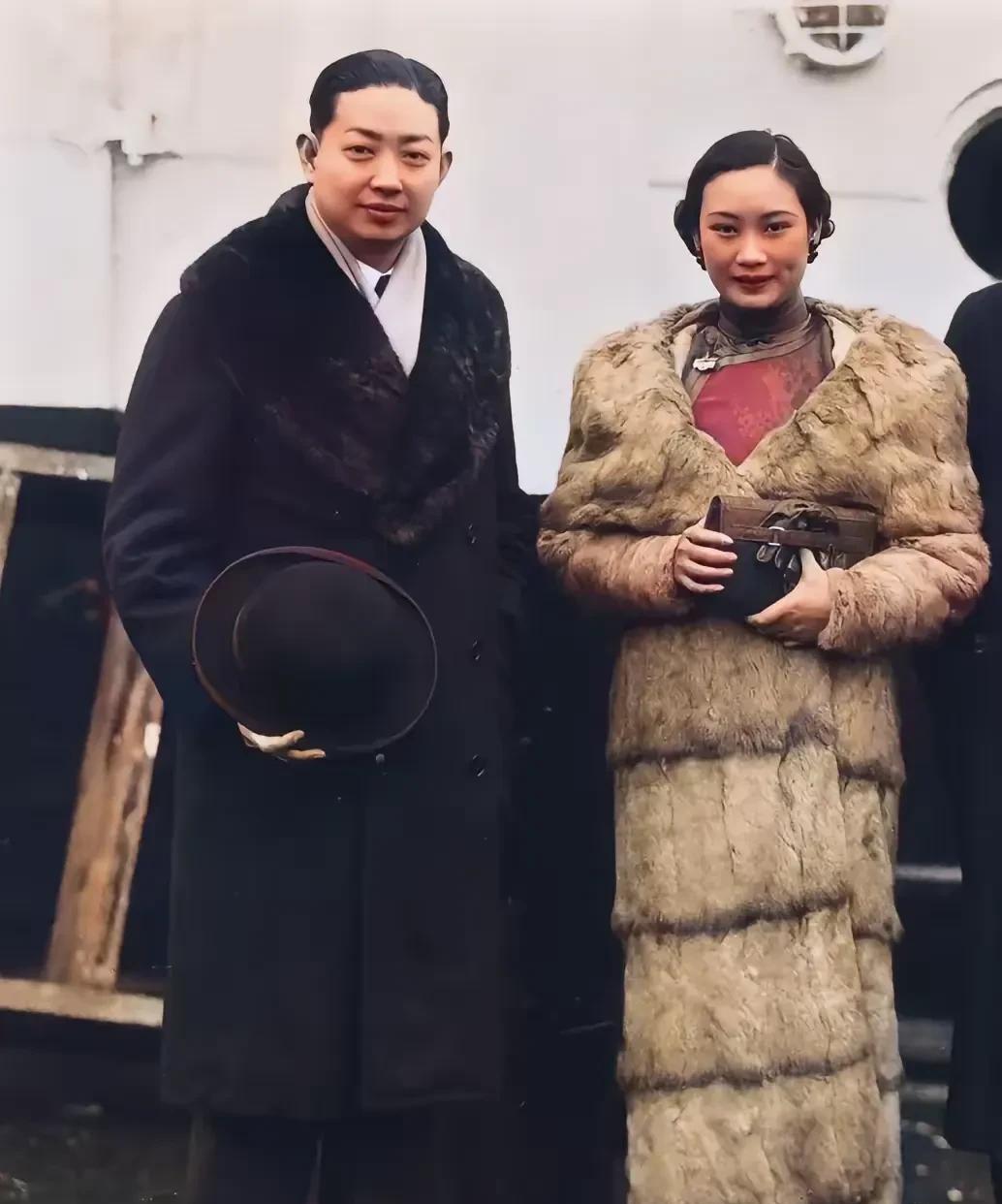 这张珍贵合影拍摄于1935年，梅兰芳与胡蝶在汇山码头的一张合影老照片。1935年