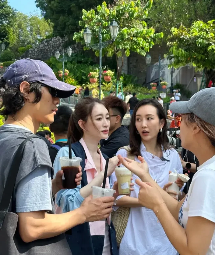 李小冉现身澳门，这状态哪里像48岁！

第一，皮肤白到发光，这真的是生图吗？
第