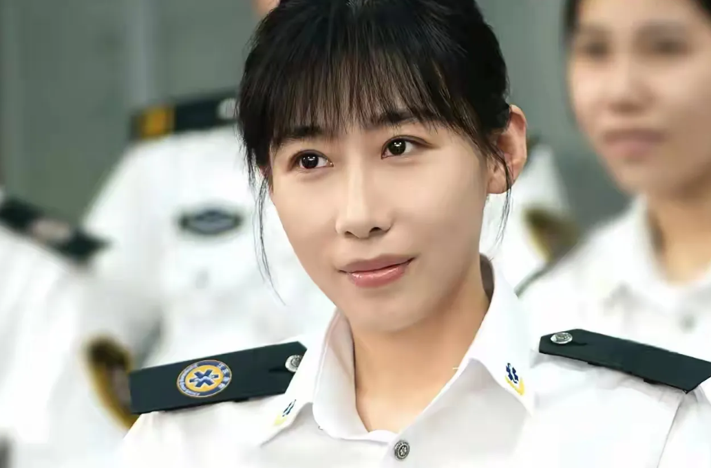 任素汐这张脸，只有低级趣味的人才欣赏不来，他们甚至都没仔细看过就说她丑，真正脑子