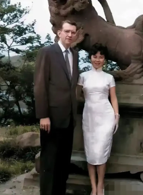 费翔的母亲有多美？
身材妙曼容貌绝佳，
一生坎坷，美艳不可方物！
难怪费翔身材高