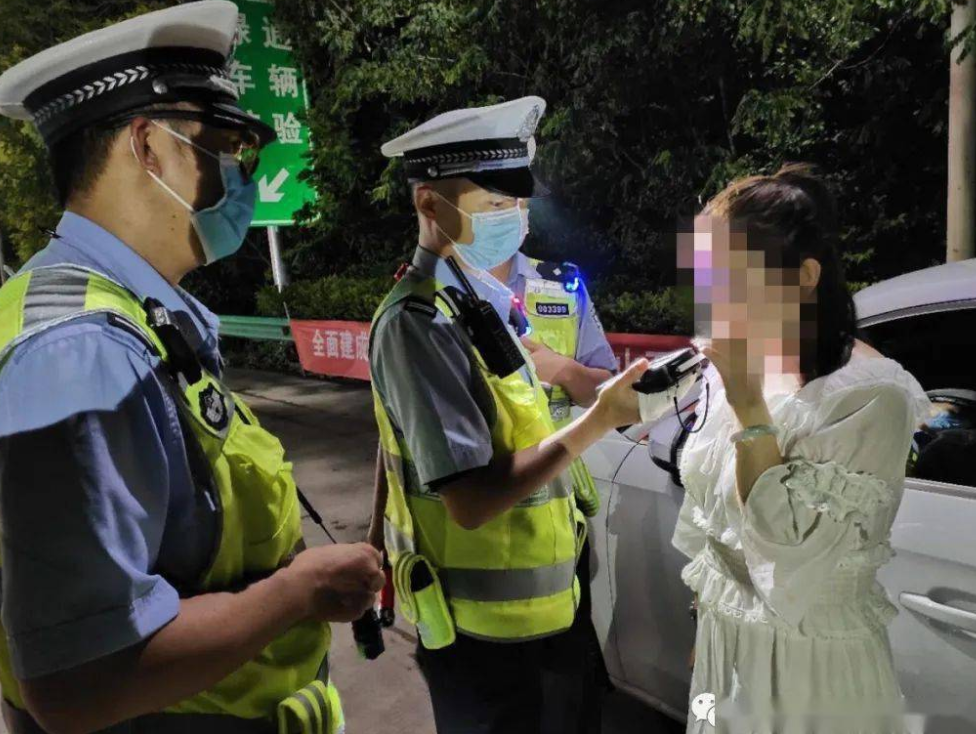女子开车下高速从时速120降到62，不料出口国道限速40，被交警扣12分罚款20