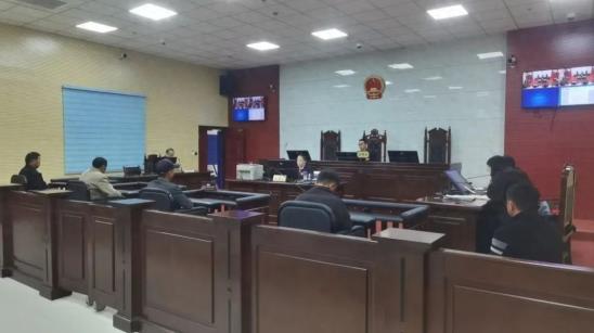 乐极生悲！12月3日，贵州一男子为亡妻送葬，不料半路上被一辆越野车封路，随后队伍