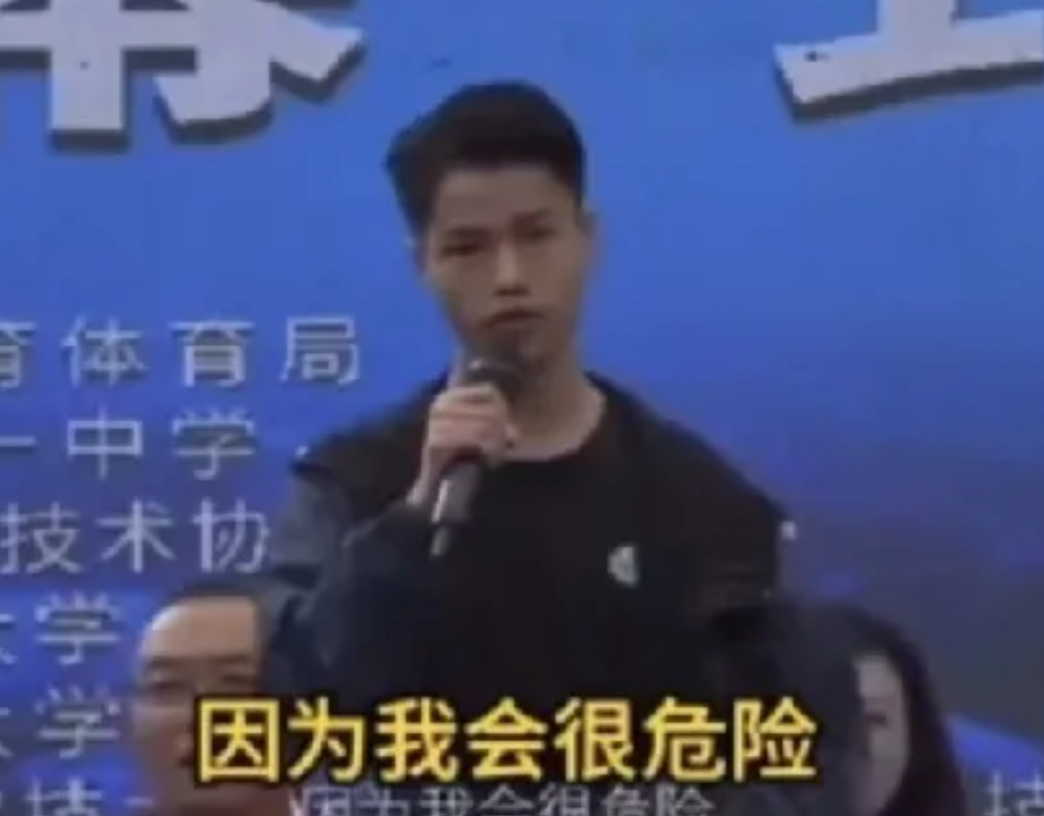 云南中学生竟敢上台质问领导！说明了3大问题！
1、大部分人都太懦弱了！就当这名学