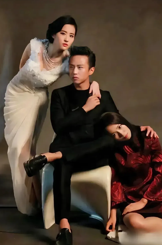 猜猜看，这张照片里除了邓超跟刘亦菲，还有位熟悉的身影？挑战你的眼力，看看你是否能