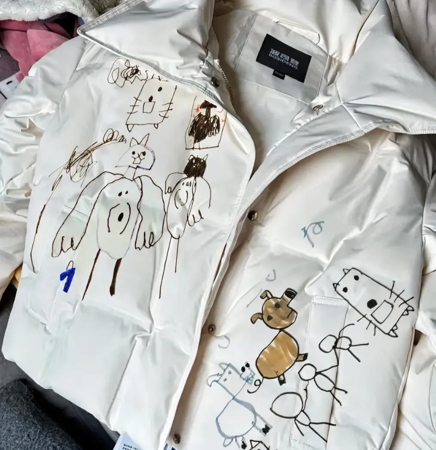 前段时间在官网买的一件波司登，到货后发现不够蓬松，客服让挂起来醒醒。昨天刚挂上衣