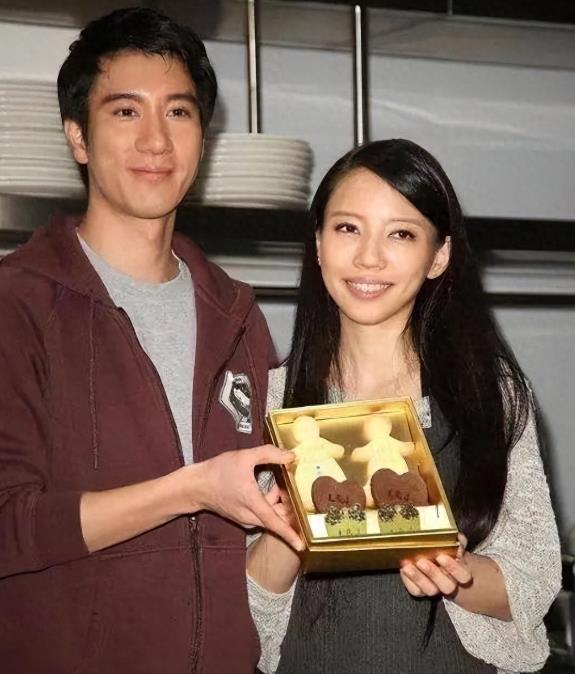 李靓蕾曾因与王力宏的婚姻走入公众视线。那段婚姻风波后，她开启新生活。如今的她专注