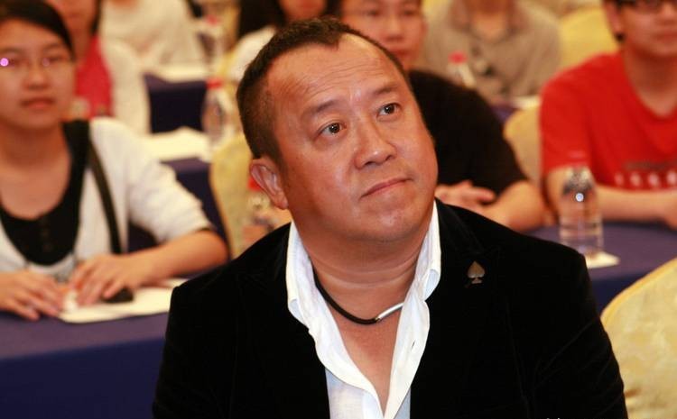 曾志伟。对很多小伙伴来说，他简直就是童年回忆杀，那些港片里，他总能让人会心一笑