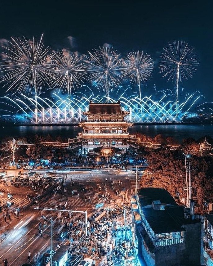 国家之间的关系就像人与人之间的交往，维护友谊固然重要，但能独当一面才是真正的底气
