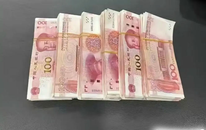 和邻居一起聊天，她家女儿即将生宝宝，她亲家说要给六万，邻居心里有点为难，她是应该