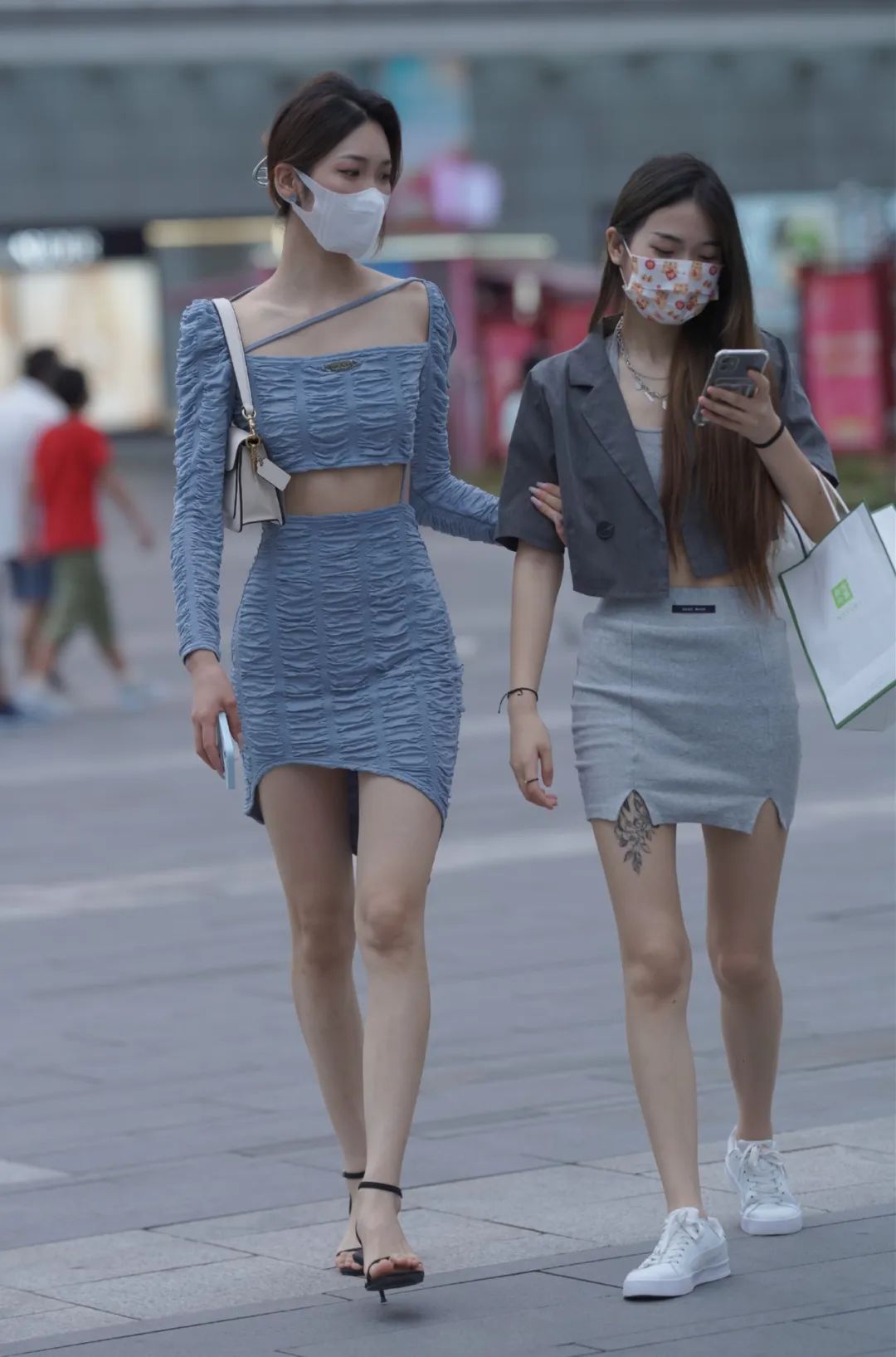 穿蓝裙的女生