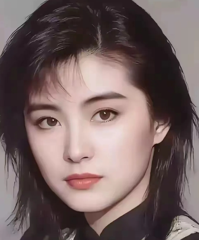 80年代纯天然，绝世美女，她的美貌比朱琳多了一些英气勃勃，所以更胜一筹