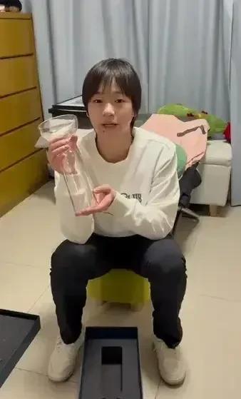 全红婵，她最新的视频里打开了一个精致的盒子，拿出了一个奖杯。
她说:感谢世界泳联