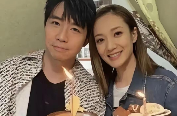 媒体拍到37岁俞灏明与王晓晨在成都酒吧约会。约会时俞灏明很细心，察觉到二手烟，立
