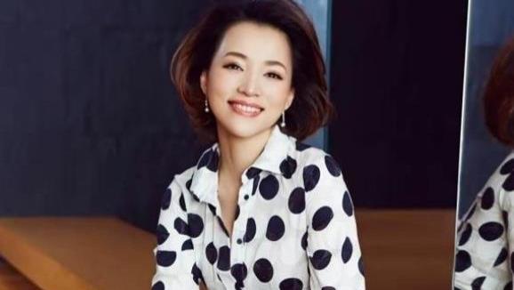 袁泉、董卿亲自示范：穿裙子不要配运动鞋，太土！这样穿更优雅