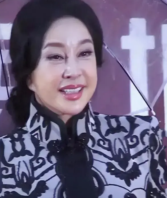 五十岁以上的人，大多对刘晓庆没啥好感。喜欢她庆奶的，年轻人居多。
一辈子没安分过