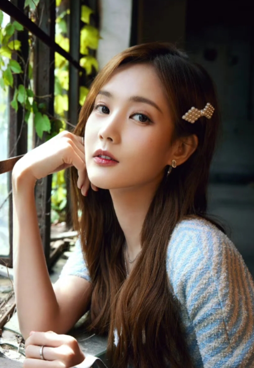 李一桐婀娜多姿