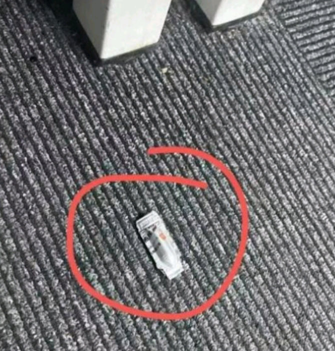 去茶水间倒杯水喝，结果和女同事撞了一下，从她裤子口袋掉了一个这个东西出来，她走的
