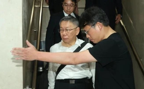 柯文哲有重大犯罪嫌疑被收押，罪名是图利和贪污。

图利这个罪名特别有意思，就是你