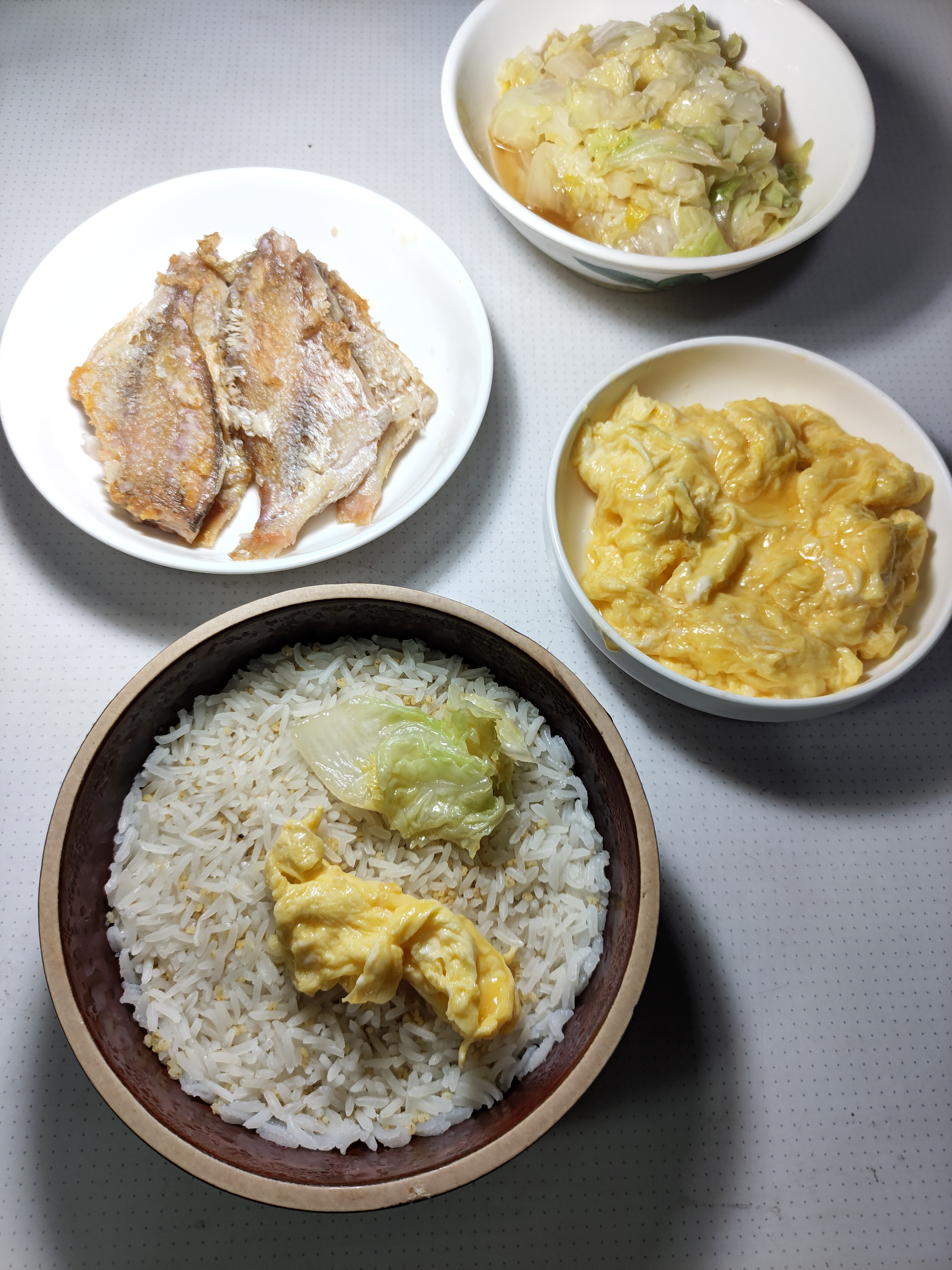 晚餐，煎红立鱼（黄牙鲷），炒滑蛋，炒白菜，蒸二米饭。滑蛋很满意，这是三个鸡蛋，效