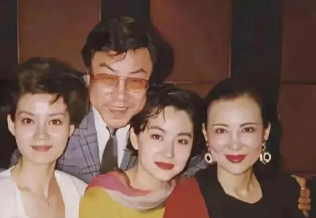 潘虹老师年轻时真好看，天然去雕饰，清水出芙蓉，丝毫不逊色于旁边的林青霞。