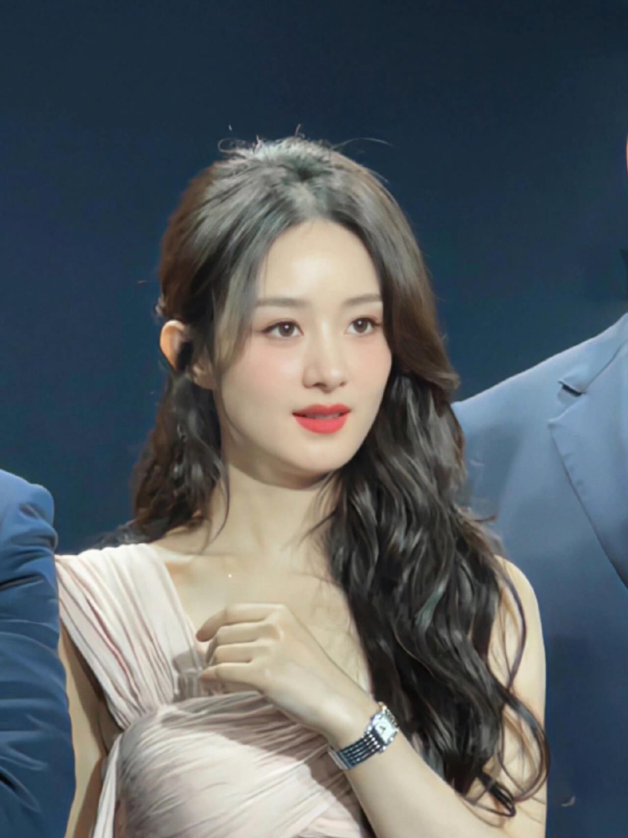 赵丽颖简直是少女感十足