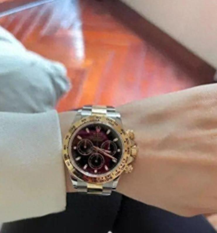 浙江温州，一女子把一块二手劳力士卖了14.8万，结果钱刚到账，银行卡就被锁了。她