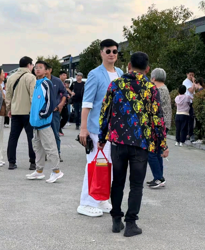 范冰冰爸爸在阳澄湖吃大闸蟹，看到他旁边的白发大妈了吗？他们其实是一样的年龄，同样