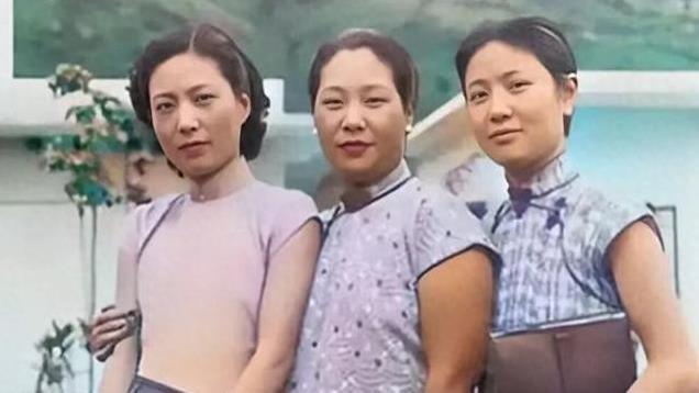 1936年，杜月笙妻子孟小冬和姚玉兰的合影，貌美如花，命运不同
