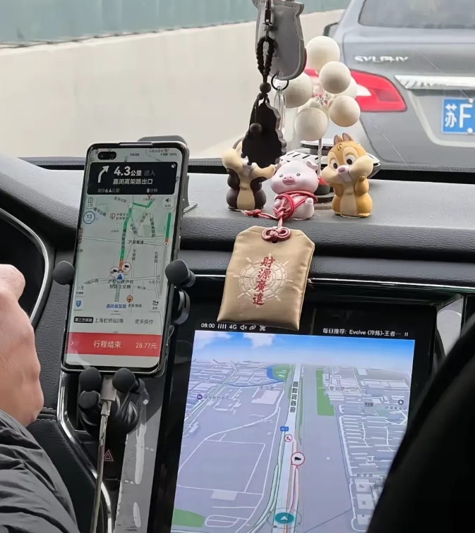 中国新能源汽车正在逐渐改变中国老百姓用手机导航的习惯。
20年前，一些高端燃油车