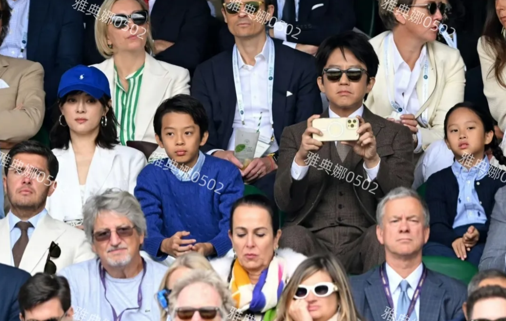 孙俪一家四口亮相温网女单决赛，13岁的儿子等等像极了妈妈孙俪，是个眉清目秀的帅小