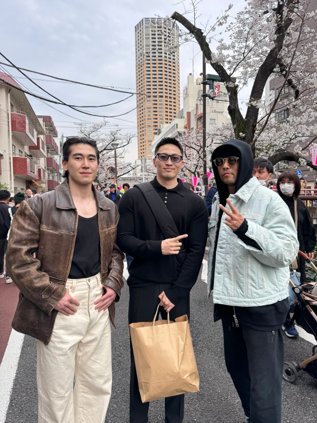 出息了家人们！
今天在东京中目黑散步 与周董擦身而过 回头直接追过去 .然后很礼