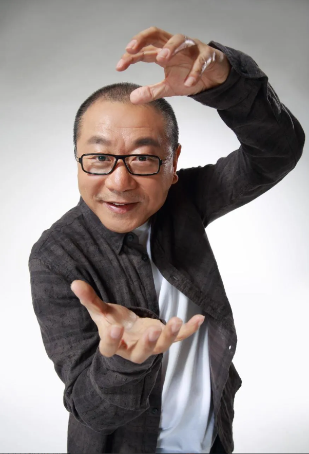 范伟已经20年没上春晚，主持人问：“这么多年你为什么不上春晚了？”范伟说:”因为