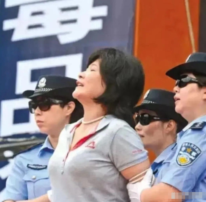 2015年，一位即将被处决的毒贩照片，画面中她被五花大绑，几个女警架着她的胳膊，